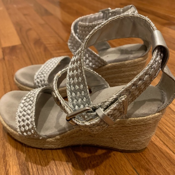 Stuart Weitzman Girls Wedge Sandal - Picture 2 of 7